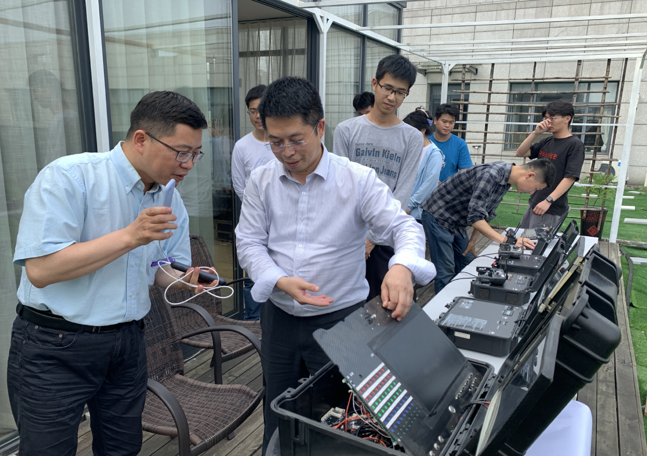 公司領(lǐng)導(dǎo)向記者介紹第一代網(wǎng)聯(lián)控制器